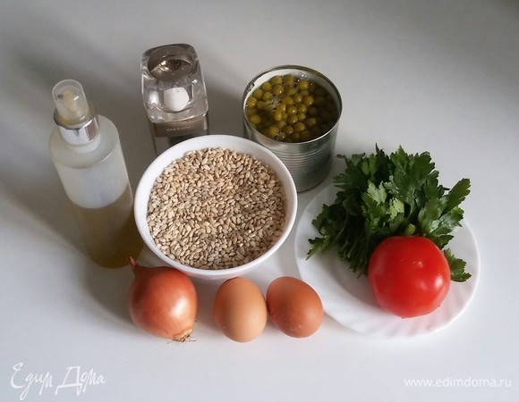 Собираем вместе все ингредиенты для салата. Перловую крупу нужно сварить. Яйца варим вкрутую.