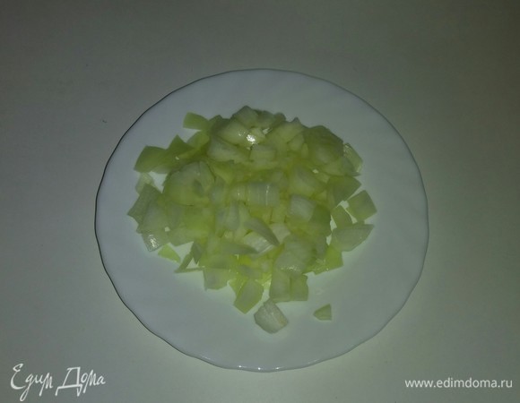 Лук нарезаем мелкими кубиками.