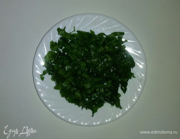 Зелень петрушки режем мелко.