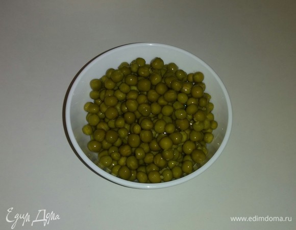 Из горошка сливаем жидкость и кладем его в отдельную емкость.