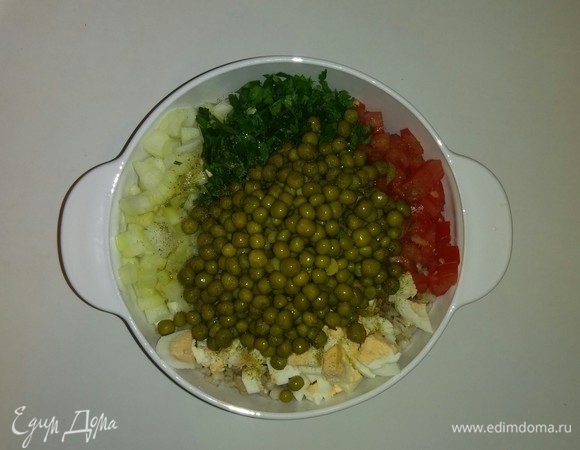 В емкость к перловой крупе добавляем нарезанные репчатый лук, помидор и зелень петрушки, яйца и зеленый горошек. Добавляем соль, перец и оливковое масло. Перемешиваем все вместе. Ставим на 10 минут в холодильник. Приятного аппетита!