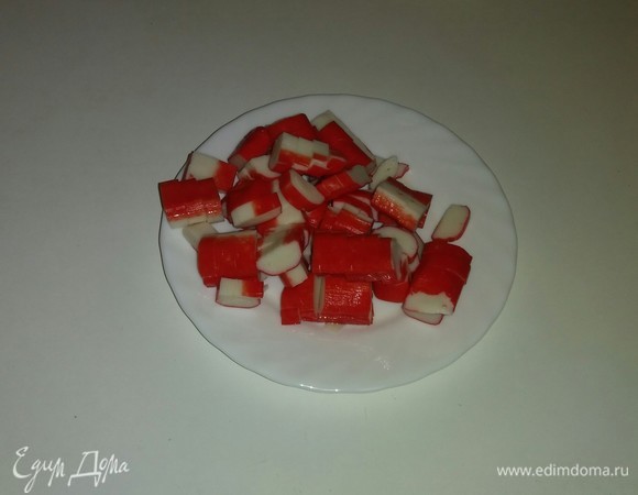 Крабовые палочки нарезаем кружочками.