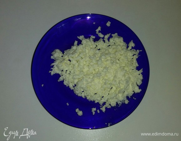 Шарик моцареллы трем на мелкой терке.