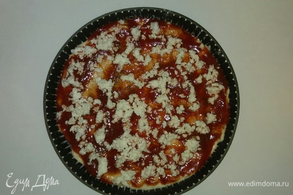 Форму для пиццы смазываем оливковым маслом, посыпаем мукой и раскатываем тесто. Затем смазываем тесто протертыми помидорами пассата, выкладываем тертую моцареллу, посыпаем приправой для пиццы.