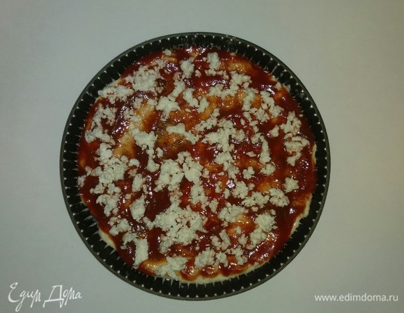 Форму для пиццы смазываем оливковым маслом, посыпаем мукой и раскатываем тесто. Затем смазываем тесто протертыми помидорами пассата, выкладываем тертую моцареллу, посыпаем приправой для пиццы.