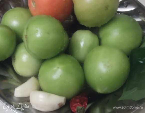 Помидоры и специи вымыть. Чеснок почистить, нарезать пластинами.