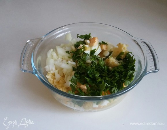 В глубокую емкость кладем пшено, нарезанные яйца, репчатый лук и зелень петрушки. Перемешиваем все вместе.