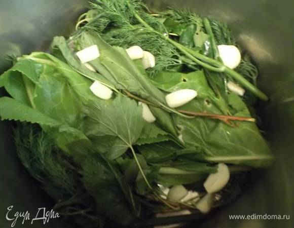 На дно кастрюли или банки выложить 1/3 часть специй.