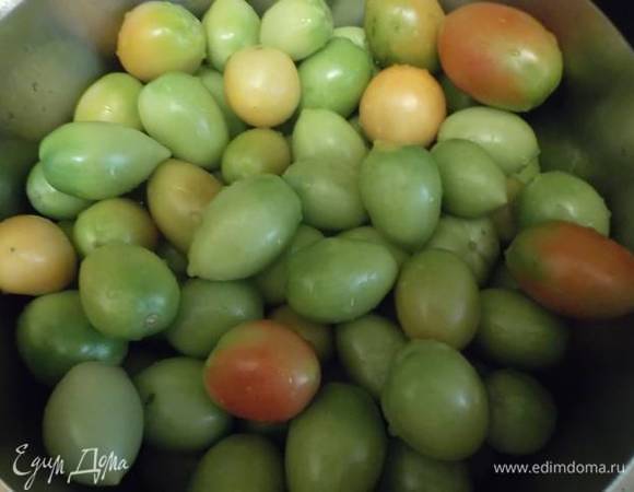 Уложить слоем помидоры.