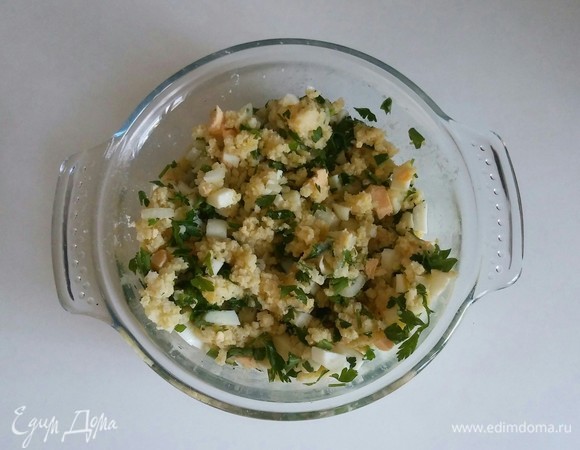 Затем добавляем оливковое масло, соль и все перемешиваем еще раз. Ставим охладиться минут на 20 в холодильник. Салат готов. Приятного аппетита!