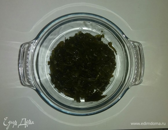 Морскую капусту кладем в глубокую емкость.