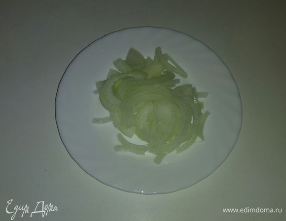 Репчатый лук нарезаем полукольцами, а затем распушаем его руками.