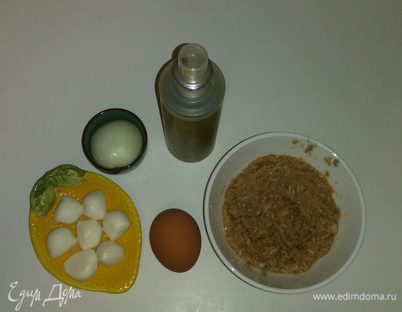 Вот все необходимые ингредиенты для этого салата. Я использовала тунец консервированный в собственном соку. Сок из банки нужно слить, так как он не понадобиться. Яйцо нужно сварить вкрутую и остудить до комнатной температуры.