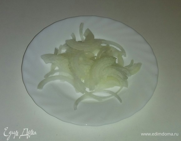 Репчатый лук режем полукольцами и затем распушаем его руками.