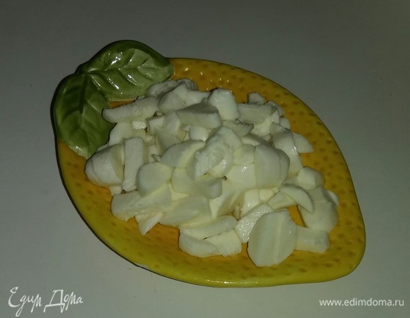 Для салата я использовала маленькие шарики моцареллы (7 шариков). Режем их, как и яйцо, средними дольками.