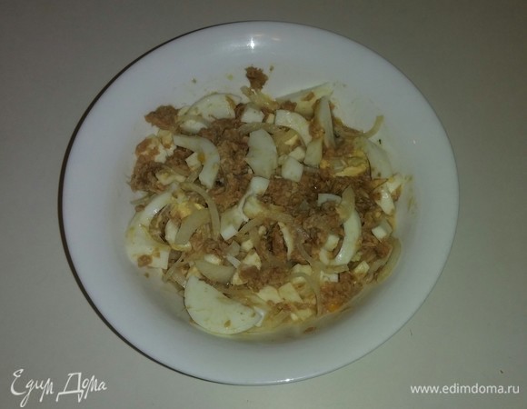 В глубокую емкость кладем тунца, нарезанные яйцо, шарики моцареллы и репчатый лук. Добавляем оливковое масло и все перемешиваем. Приятного аппетита!