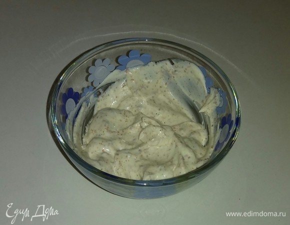 Готовим соус. Для этого смешиваем вместе майонез, приправу «Аджика» и измельченные сушеные помидоры, соль, перец. Добавляем оливковое масло. Ставим соус охлаждаться в холодильник.