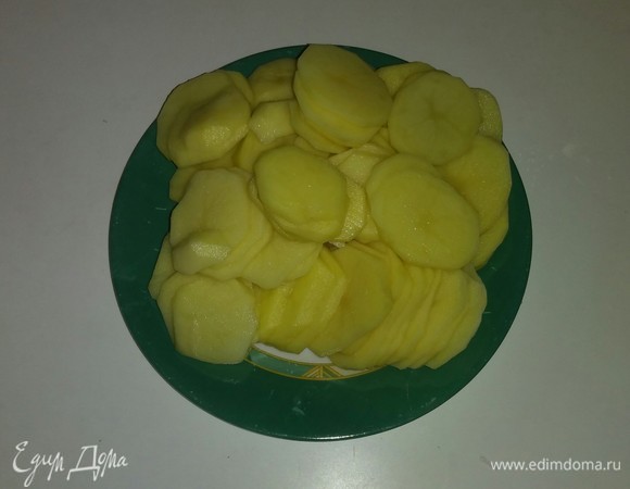 Режем картошку кружочками.