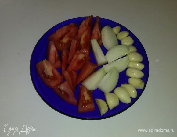 Помидор и репчатый лук режем дольками. Зубчики чеснока режем на несколько частей.
