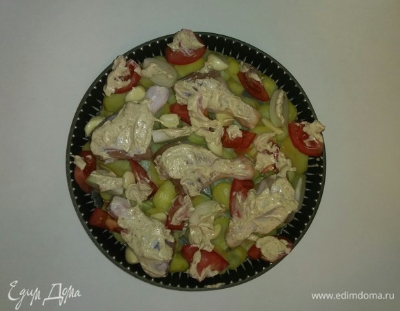 Достаем из холодильника приготовленный соус и смазываем им куриные голени и овощи. Разогреваем духовку еще раз до 185°C и ставим в нее противень с куриными голенями, картошкой и овощами на 1 час (время приготовления зависит от духовки). При подаче на стол украшаем блюдо руколой. Приятного аппетита!