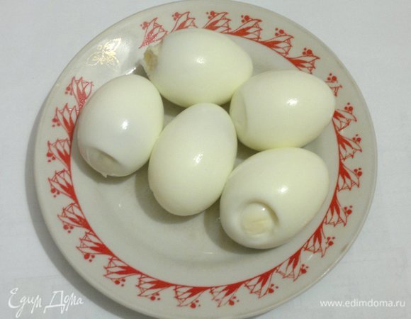 Вареные яйца очистить.