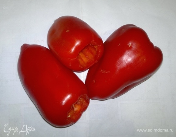 Перец вымыть, обсушить. Не повреждая целостности перца, аккуратно вырезать плодоножку, вычистить семена и перегородки.