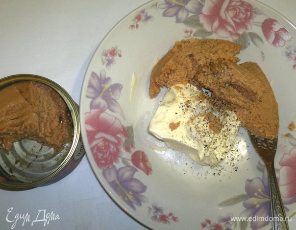 Сливочное масло заранее достать из холодильника, чтобы оно размягчилось. Приготовить начинку для перца. Для этого мягкое масло соединить с 3/4 банки паштета из тунца ТМ «Магуро», немного посолить, поперчить, перемешать до однородности.