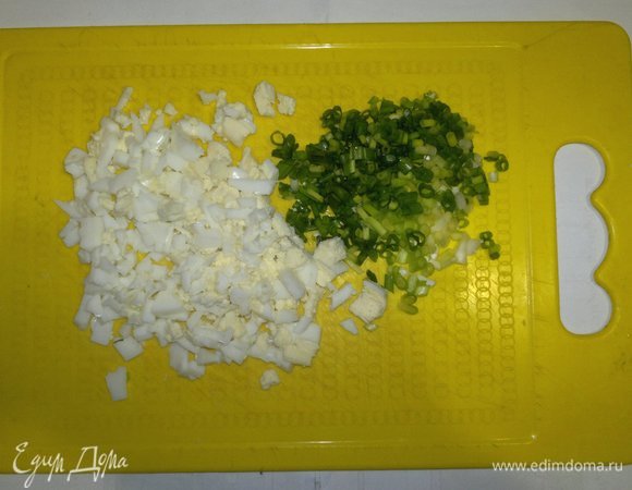 Зеленый лук вымыть, обсушить. Лук и одно яйцо мелко нарезать.