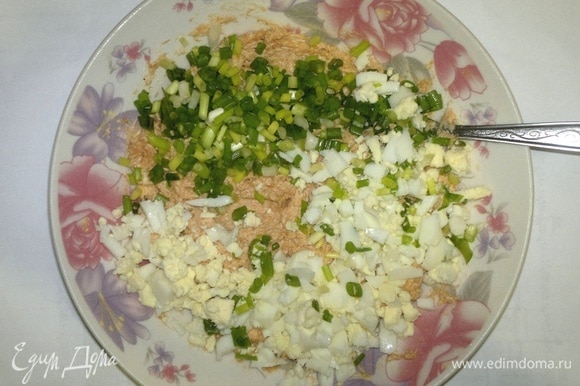 Соединить рыбно-масляную массу с нарезанными яйцами и луком, перемешать.