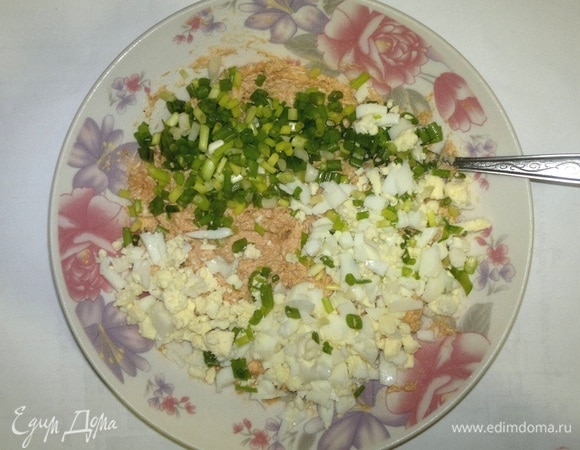 Соединить рыбно-масляную массу с нарезанными яйцами и луком, перемешать.