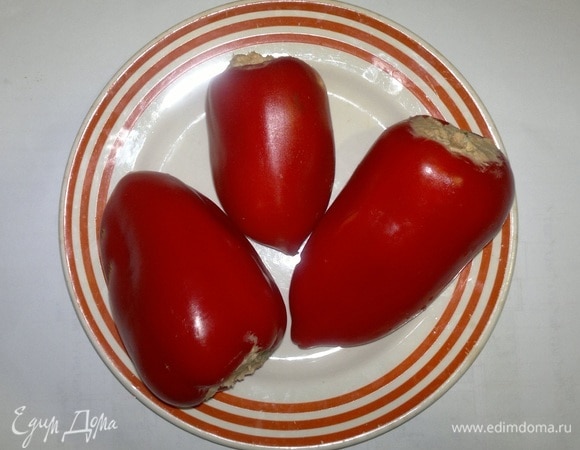 Перец начинить полученной начинкой с помощью чайной ложки, слегка утрамбовывая массу. Поставить перец в холодильник на 1 час.