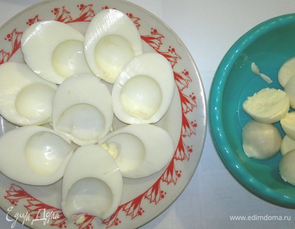 Оставшиеся яйца разрезать пополам и разделить на белки и желтки.