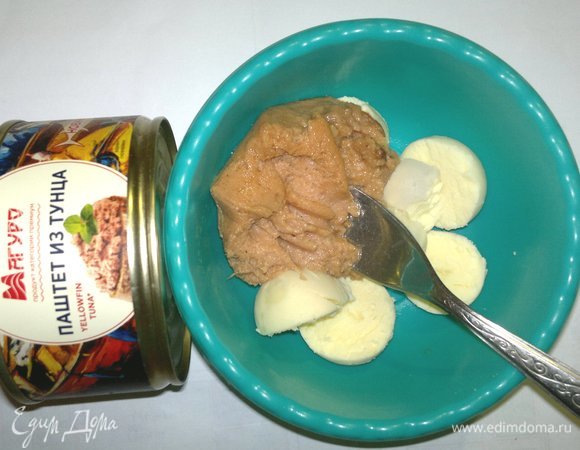 Приготовить начинку для яиц. Для этого желтки соединить с оставшимся паштетом из тунца ТМ «Магуро».