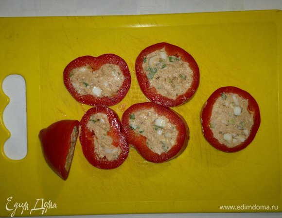 По истечении времени достать перец и яйца из холодильника. Перец нарезать кружками толщиной примерно 1 см.