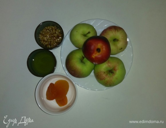 Вот все необходимые ингредиенты. В перечне ингредиентов я указала орехи: использовала смесь дробленых орехов в сахарном сиропе, но вы можете использовать любые орехи, которые вам нравятся. Также мед можно использовать тот, который нравится.