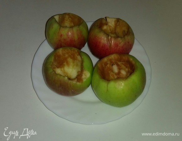 У яблок удаляем середину, но так, чтобы стенки остались толстенькими.