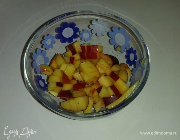 Нектарин режем мелкими кубиками.