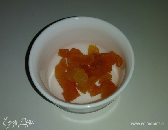 Курагу тоже режем мелкими кубиками.