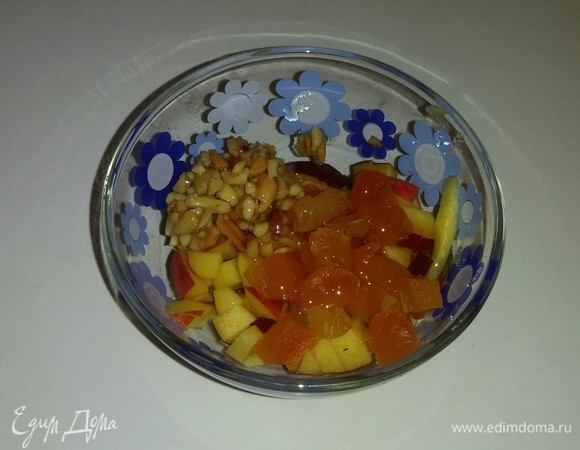 К порезанному нектарину добавляем курагу, мед и измельченные орехи. Все перемешиваем.