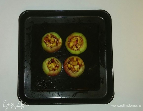 Заполняем яблоки полученной начинкой. Кладем яблоки на смазанный оливковым маслом противень и ставим в разогретую до 180°C духовку на 25 минут (время приготовления зависит от духовки). Приятного аппетита!