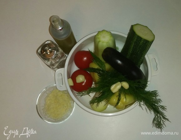 Собираем вместе все необходимые ингредиенты для приготовления этого блюда. Сыр я натерла заранее. Овощи чистим, моем, очищаем перец от семян. Для приготовления этого блюда я использовала форму размером 24 х 24 см. Если у вас форма другого размера, то количество ингредиентов нужно будет изменить.