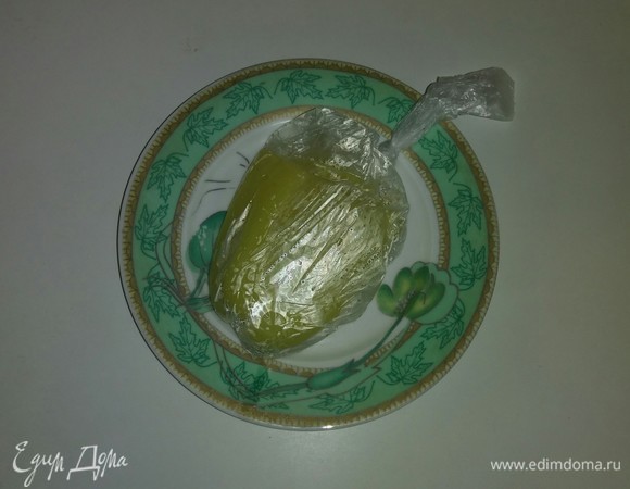 Для приготовления подливы нужно запечь перец. Кладем перец на противень и отправляем его в разогретую до 185°C духовку на 35 минут (время приготовления зависит от духовки). Затем достаем перец (кожица на нем должна почернеть и растрескаться) из духовки и кладем его в пакет для завтраков, пакет завязываем (чтобы перец там остывал и можно было его легко очистить от кожицы).