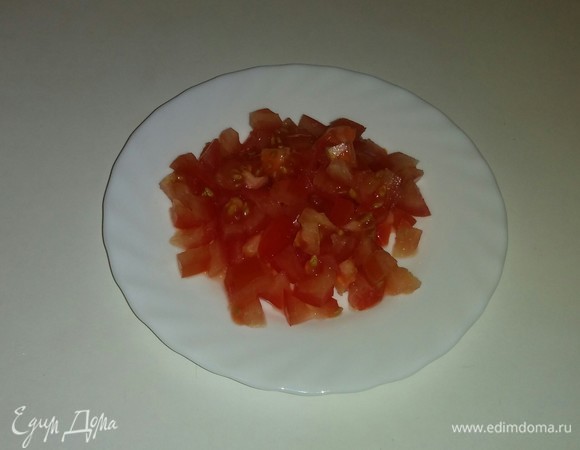 Режем кубиками помидор.
