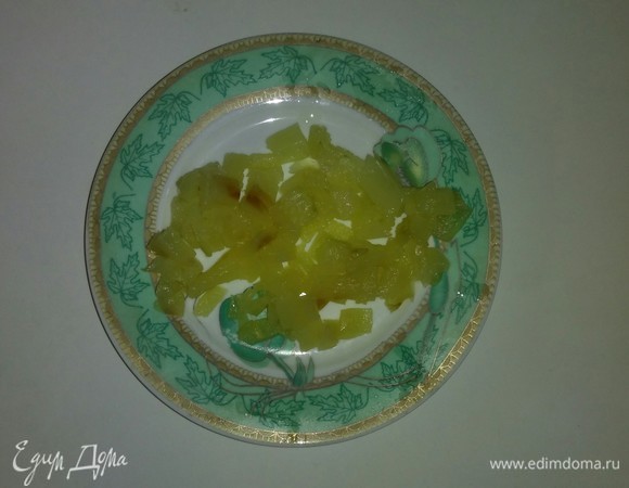 Остывший запеченный и очищенный от кожицы перец режем кубиками.