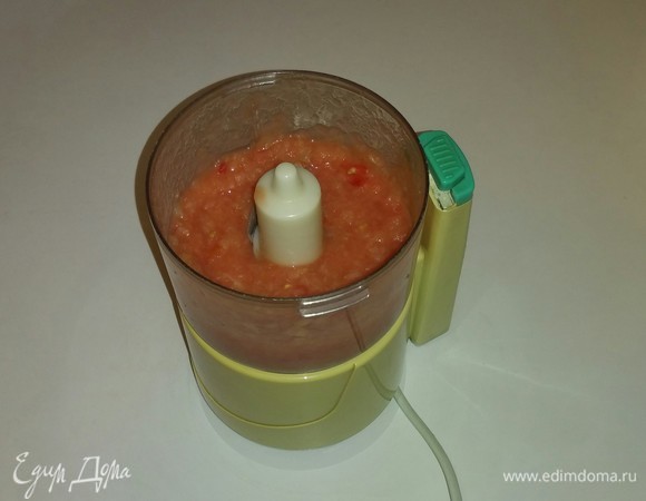 Готовим подливу. Для этого измельчаем в блендере порезанные помидор и запеченный перец до состояния пюре.