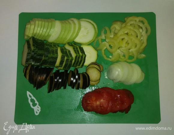 Режем кружочками баклажан, цукини, кабачок, лук, перец и помидор.