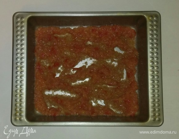 В смазанную оливковым маслом форму, в которой будем готовить, выкладываем подливу и разравниваем ее по всей форме.