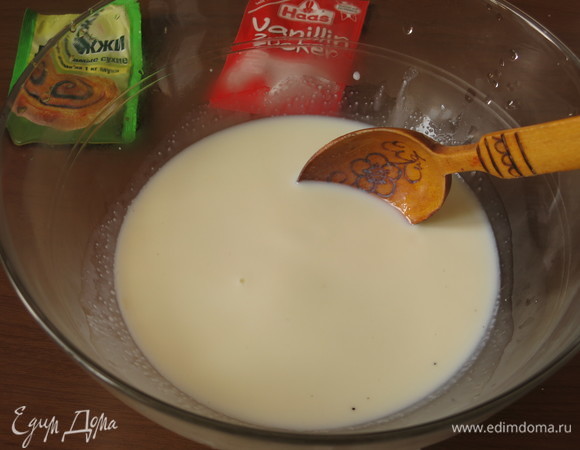 Соединяем сахар, ванильный сахар и теплое молоко.