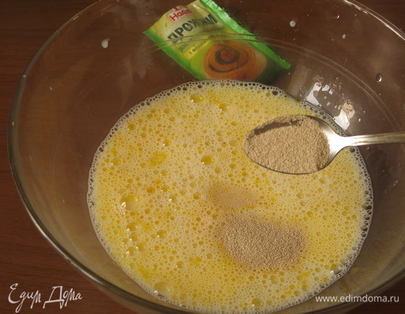 Слегка сбиваем яйца и вливаем в молоко. Кладем дрожжи Haas.