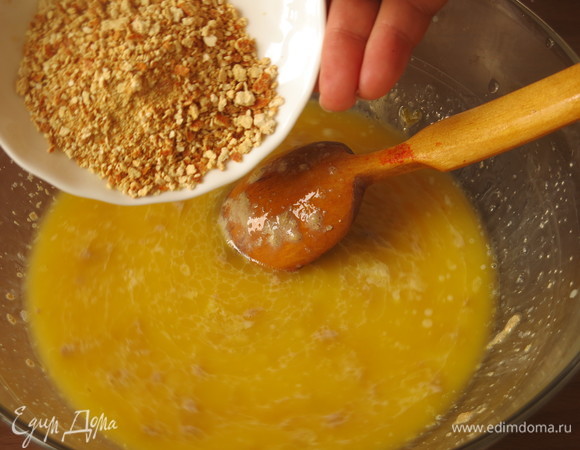 Всыпаем цедру. У меня апельсиновая, по исходному рецепту — лимонная.